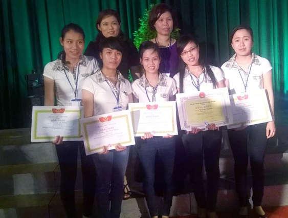 Đội Olympic hóa học sinh viên Trường Đại học Hà Tĩnh nhận giải thưởng