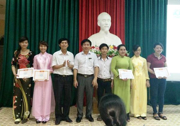 TS. Cao Thành Lê và ThS Bùi Văn Hạt trao giải cho các đề tài